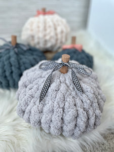 Chunky knit pumpkins, a light gray chunky pumpkin in focus